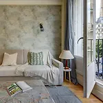 Bnbnook - Charming 1Br With Eiffel Tower View