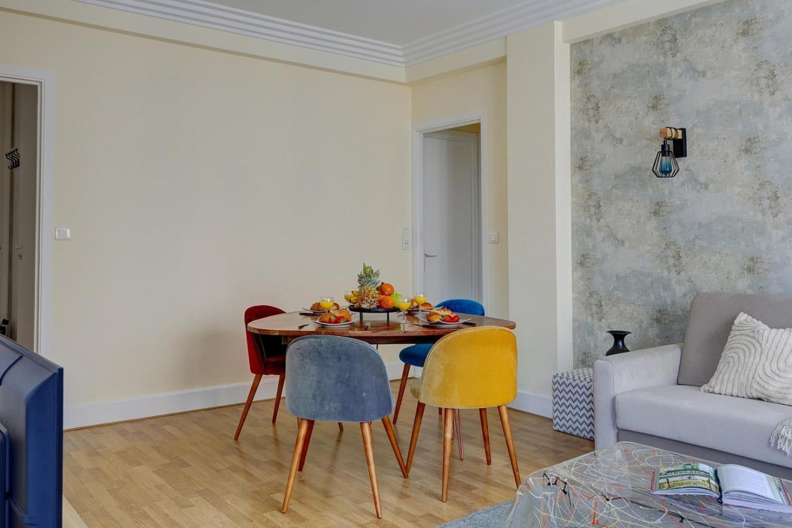 Apartment Bnbnook - Charming 1br With Eiffel Tower View *