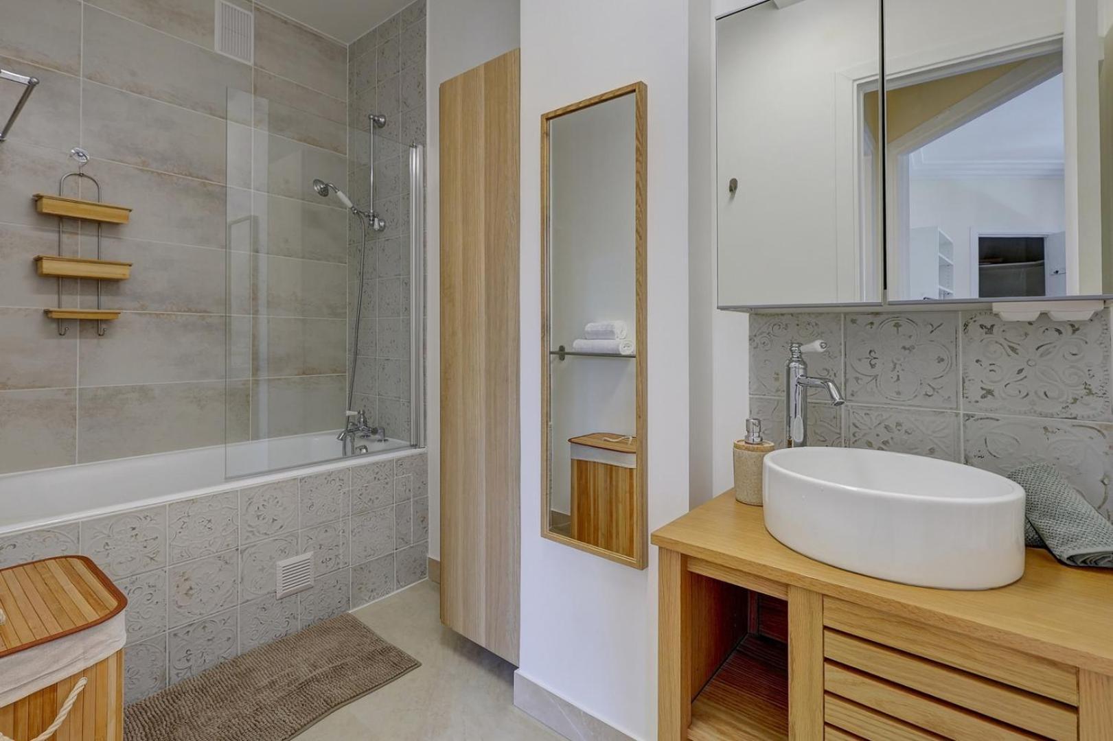 Bnbnook - Charming 1br With Eiffel Tower View Apartment *