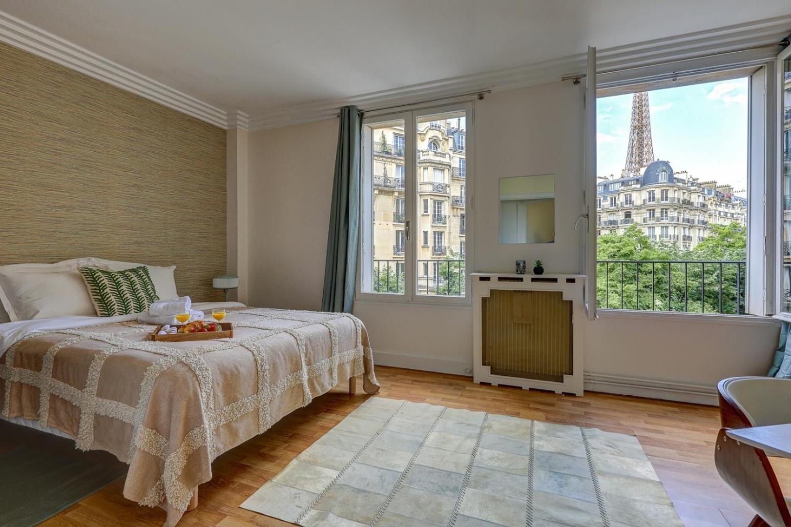 Bnbnook - Charming 1br With Eiffel Tower View Apartment *