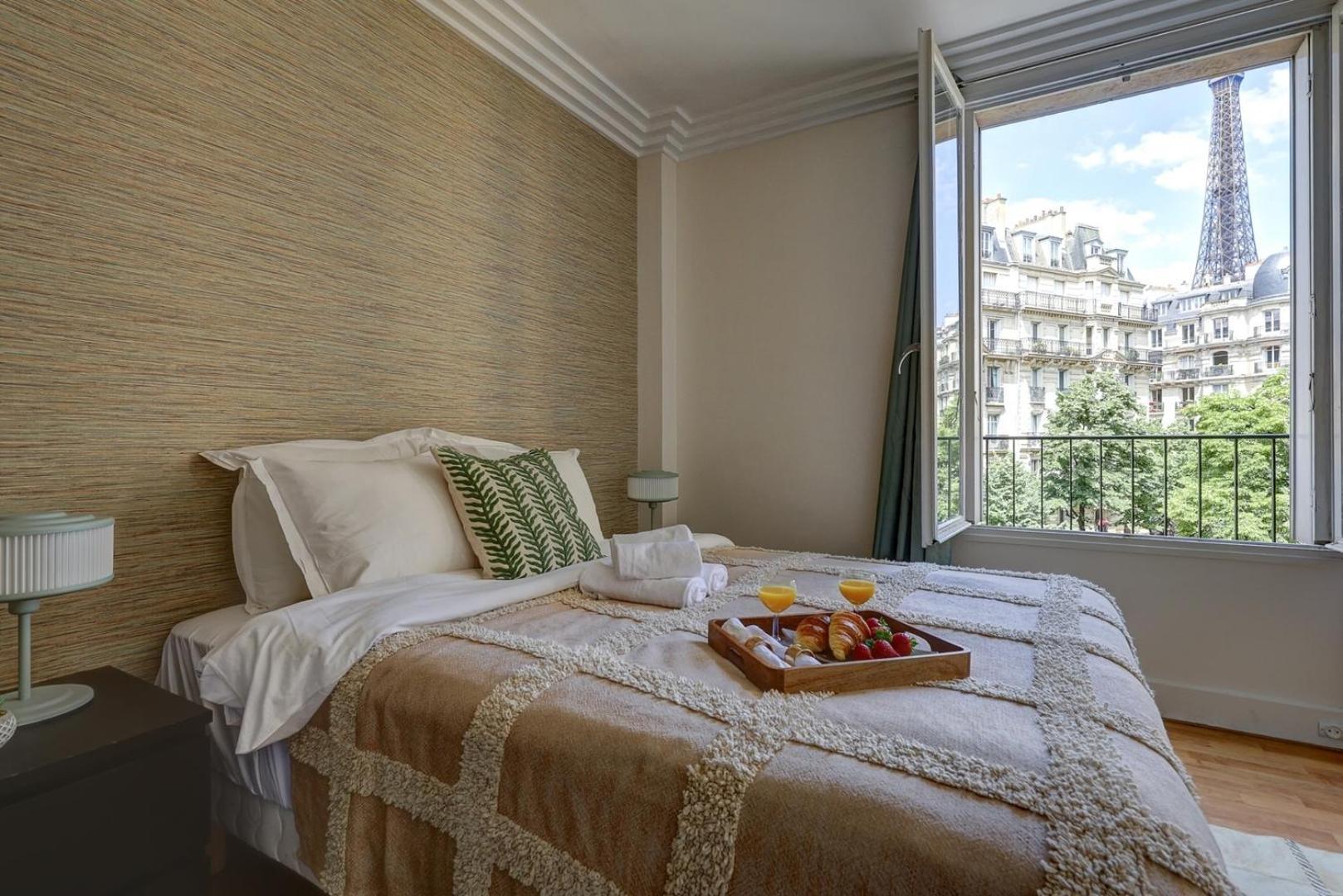 Bnbnook - Charming 1br With Eiffel Tower View Apartment Paris