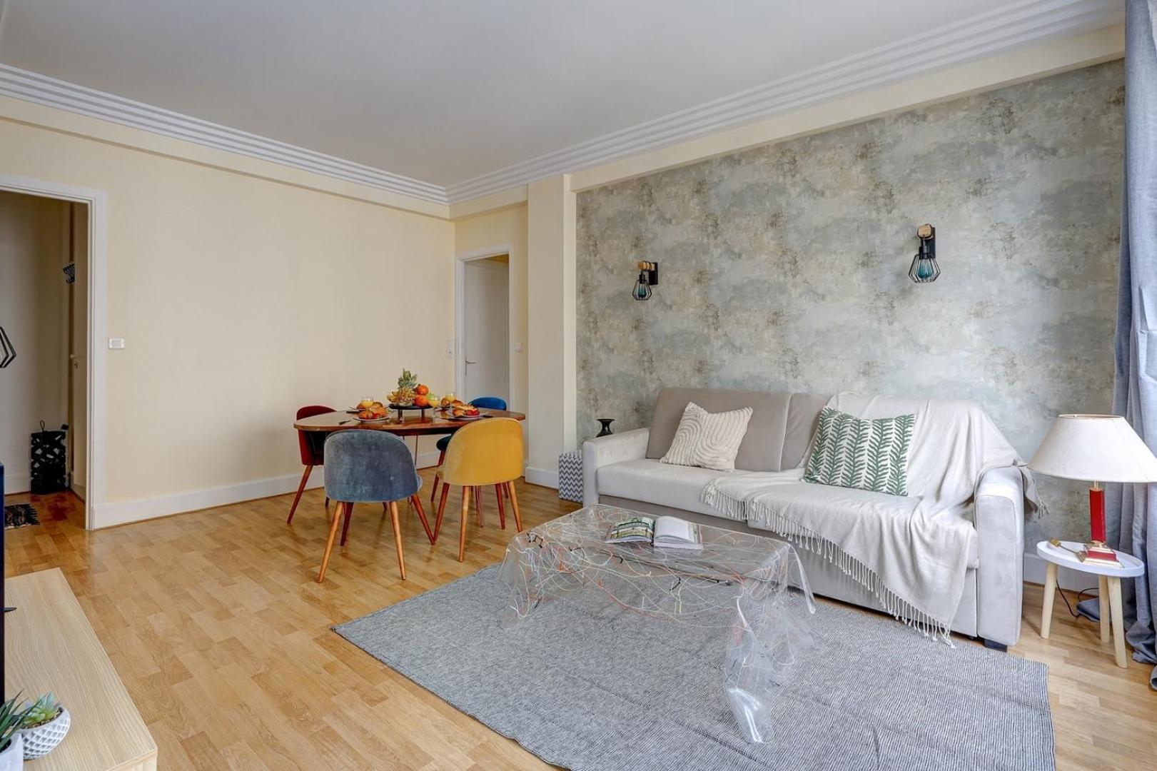 Bnbnook - Charming 1br With Eiffel Tower View