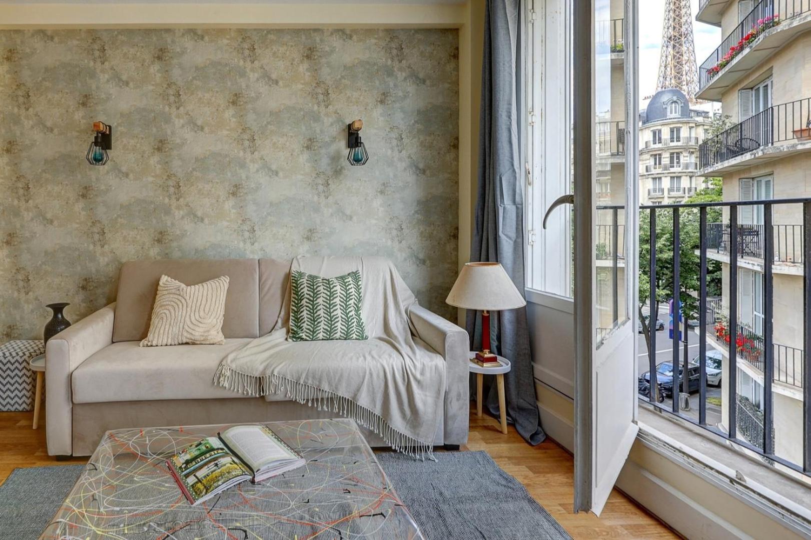 Apartment Bnbnook - Charming 1br With Eiffel Tower View