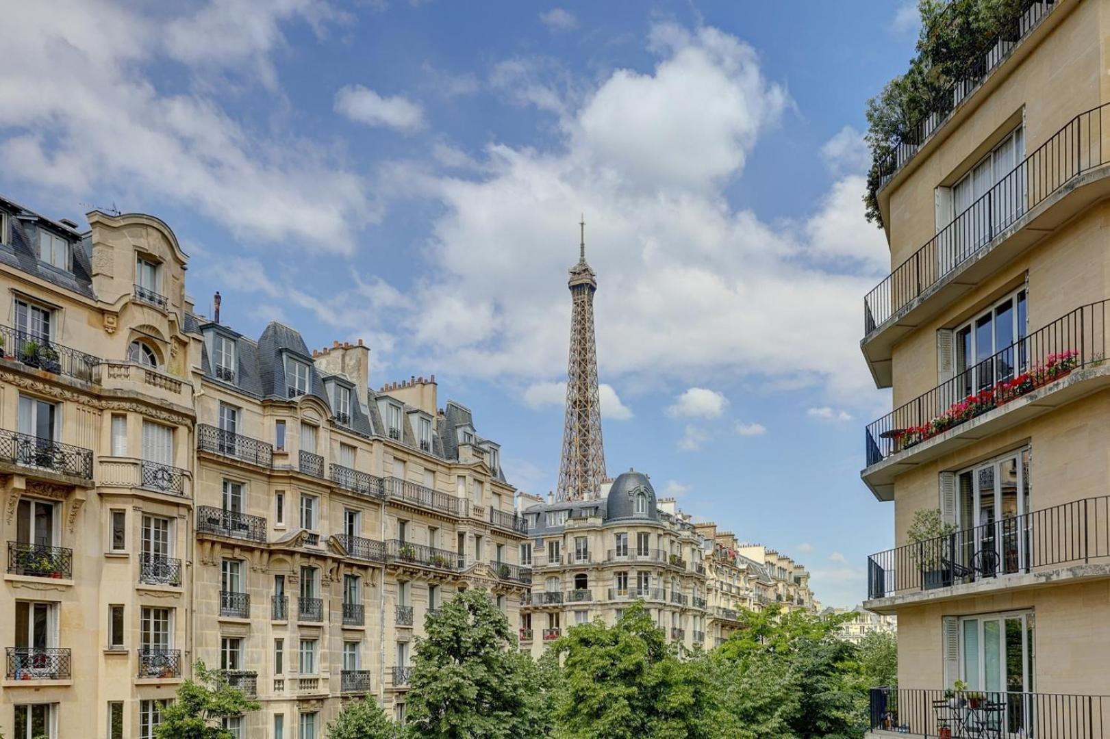 Bnbnook - Charming 1br With Eiffel Tower View Apartment *